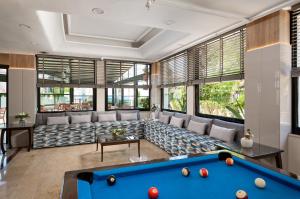 a living room with a pool table at Club Titan Hotel Ultra All Inclusive in Kargicak