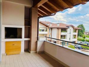 a balcony with a view of a building at Intero appartamento a pochi passi dalla piazza in Marostica