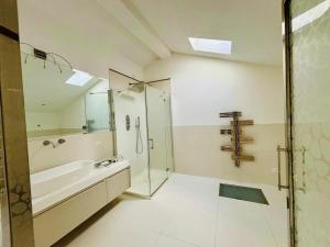 a bathroom with a shower and a tub and a sink at Intero appartamento a pochi passi dalla piazza in Marostica