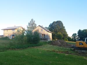 a house being constructed in a yard with a yellow truck at Lichtzeit in Mauth
