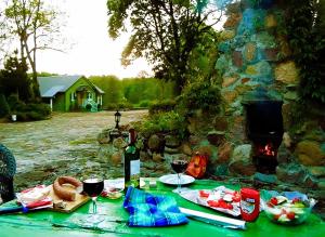 a picnic table with glasses of wine and food at Malowniczy Dom nad samą rzeką, z pięknym widokiem in Litwinki +34 photos