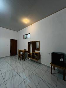 a living room with a mirror and a television at Lomba Oen bungalow in Nembrala