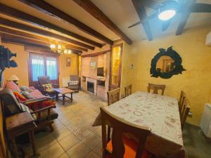 a living room with a table and a dining room at Casa Rural La Vid in Cadalso de los Vidrios