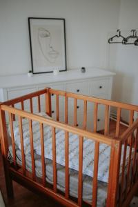 a crib in a bedroom with a picture on the wall at Dráchovský dvorek in Dráchov