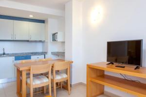 Kuchyňa alebo kuchynka v ubytovaní Apartamentos Mar y Playa
