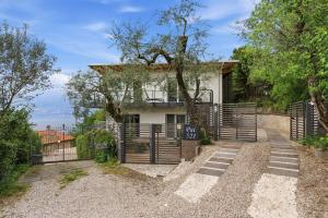 a house with a gate and a sign in front of it at Pai 521 openspace in Torri del Benaco