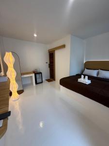a bedroom with a bed and a television in it at Albus resort Kohlarn in Ko Larn