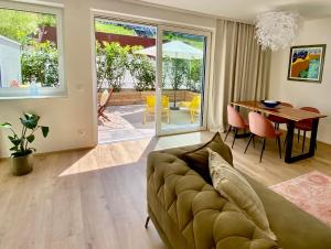a living room with a couch and a table at "Ellas Home Sekirn" - in 3min am Badestrand in Sekirn