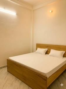 a bed with two pillows on it in a room at Baloon Rooms Taramandal in Gorakhpur
