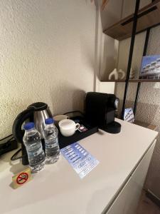 due bottiglie d'acqua appoggiate su un bancone di Aterna Hotel a Dikili