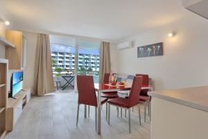 a kitchen and dining room with a table and chairs at GOLF Villa233 in San Miguel de Abona