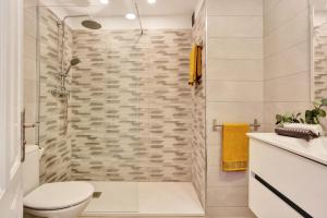 a bathroom with a shower and a toilet at GOLF Villa233 in San Miguel de Abona