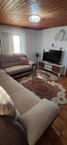 un soggiorno con divano e TV di Mizo Apartman a Bar