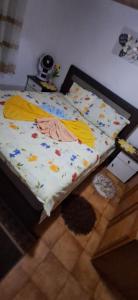 un piccolo letto in una stanza con una struttura del letto di Mizo Apartman a Bar 1 altra foto