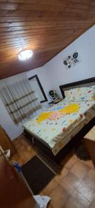 una camera da letto con un letto in una stanza di Mizo Apartman a Bar