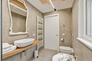 a bathroom with a sink and a toilet at Pai 521 openspace in Torri del Benaco