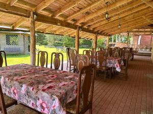 a group of tables and chairs in a pavilion at Dworek Rutkowskich in Borowskie Cibory