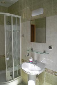a bathroom with a sink and a shower and a mirror at Agroturystyka Nad Hańcza in Błaskowizna +26 photos