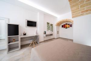 a white room with a desk and a television at Aurosa Vacanze in Alliste