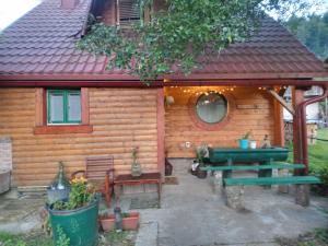 a cabin with a picnic table in front of it at Kuća za odmor Urša in Brod na Kupi +3 photos