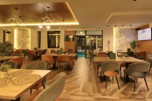 a restaurant with wooden tables and chairs at Apart kompleks Binis in Zlatibor