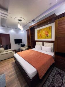 a bedroom with a large bed and a couch at Hotel Résidence Awa Plazza 2 in Dakar