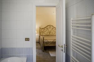 ナポリにあるカーサ ヴァカンツェ アメデオのバスルーム(ベッド1台付)が備わります。