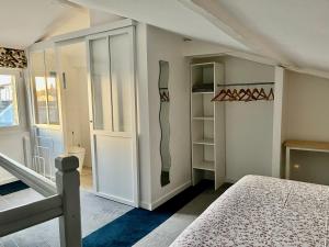 a bedroom with a bed and a closet and a door at La loge des Salinières in Bordeaux