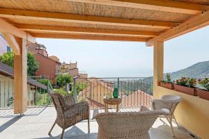 a patio with chairs and a table on a balcony at Pietra Viva in Poggio