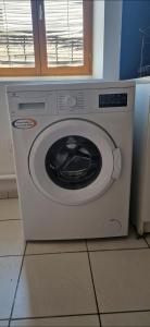 a washing machine in a kitchen with a window at Appartement plein centre-ville in Lodève