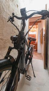 ein Fahrrad, das in einem Flur an einer Wand geparkt ist in der Unterkunft Torre Cà Emo, La Mansarda dell'Ammiraglio in Vittorio Veneto
