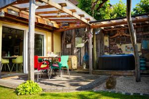 a patio with a table and chairs under a wooden pergola at Ferienwohnung WohlFühlWohn in Vreden