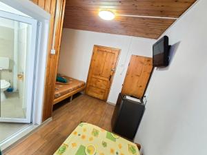 a small room with a bed and a tv at Summer Vibe Costinesti in Costinesti