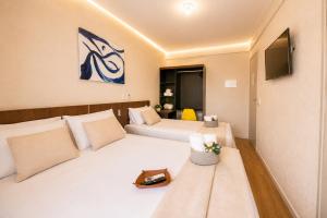 a hotel room with two beds and a television at Hotel Rotorua inn Fortaleza - Beira Mar in Fortaleza