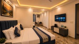 a hotel room with a bed and a flat screen tv at HOTEL GREEN VEGAS in New Delhi