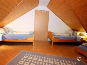 מיטה או מיטות בחדר ב-Schreinerhäusle