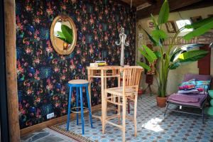 a room with a table and two chairs and a mirror at Ferienwohnung WohlFühlWohn in Vreden