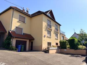 a large house with a driveway in front of it at Entre Terre et Vignes - Studio climatisé in Marlenheim