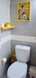 a bathroom with a toilet and a picture on the wall at Cantinho de Matosinhos in Senhora da Hora