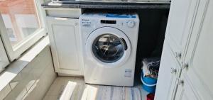a washer and dryer sitting in a laundry room at Cantinho de Matosinhos in Senhora da Hora