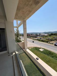 ein Balkon mit Blick auf eine Straße in der Unterkunft Olive Nest in Mrčevac