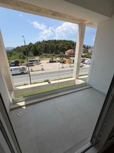 ein Fenster in einem Zimmer mit Blick auf eine Straße in der Unterkunft Olive Nest in Mrčevac + 1 Foto