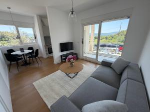ein Wohnzimmer mit Sofa und Tisch in der Unterkunft Olive Nest in Mrčevac