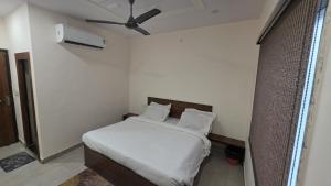 a bedroom with a bed and a ceiling fan at Hotel dream house 2 in Murādnagar