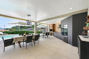 an open kitchen and dining room with a table and chairs at Casa da Galheira with Swimming Pool by Sé Apartamentos in Vilela