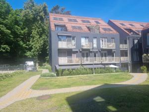 ein großes Wohnhaus mit einem davor geparkten Lastwagen in der Unterkunft Hill Side Studijos in Juodkrantė