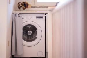 a washer and dryer in a small room at Vista Corsica in Isola Rossa