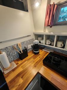 a kitchen with a counter top and wooden floors at Nuit insolite dans un bateau in Le Havre