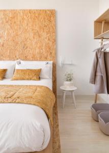 1 Schlafzimmer mit 2 Betten und einer Wand in der Unterkunft Halcyon Days designer apartments by Ana Locking in Málaga