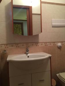 トラビーアにあるIl Principinoのバスルーム(洗面台、鏡、トイレ付)